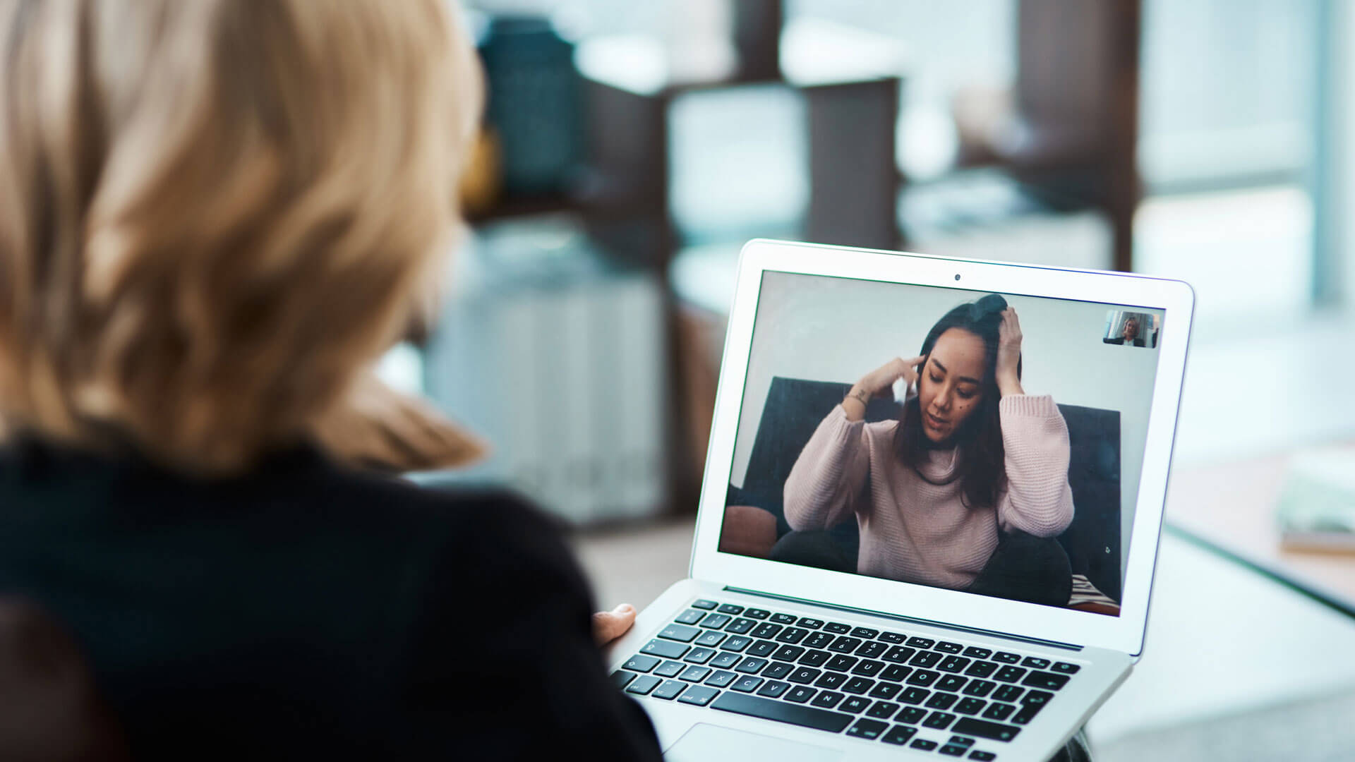 two people talking via laptop