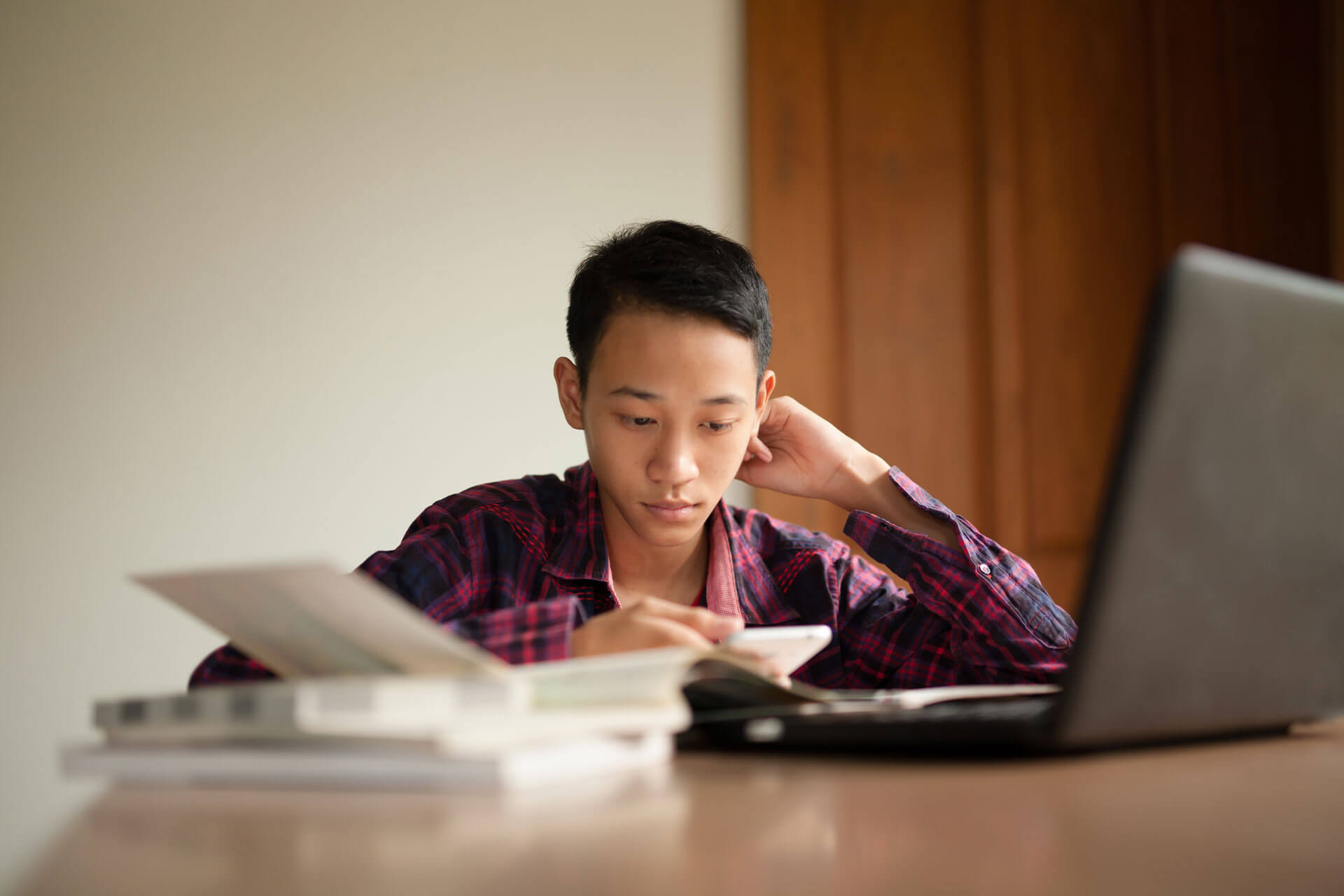 a stressed-looking student studying during the pandemic